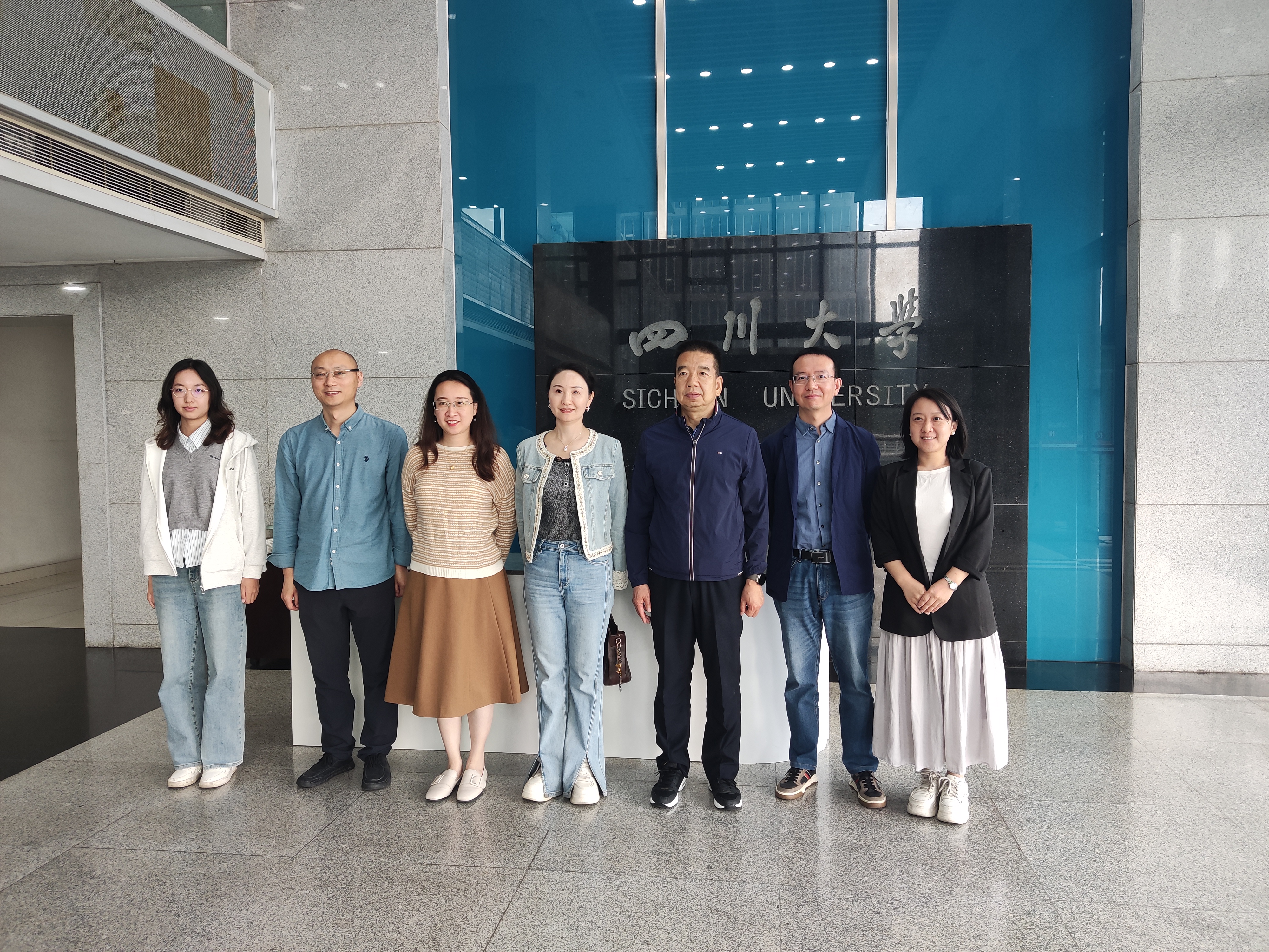 一群人站在门前描述已自动生成